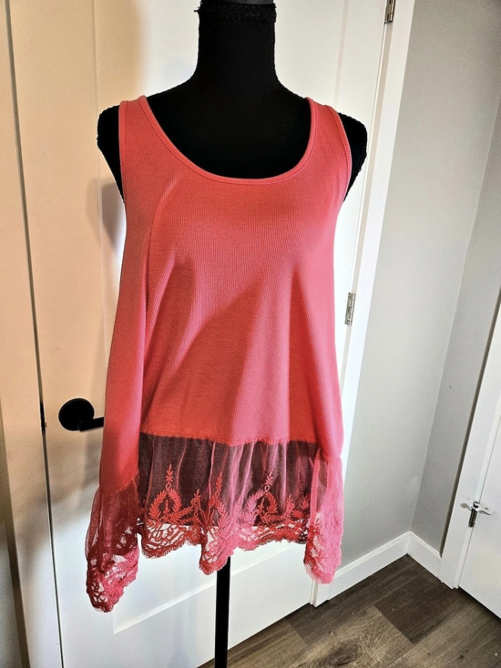 Umgee Coral Ribbed Knit Tank Top with Lace Hem Size Medium